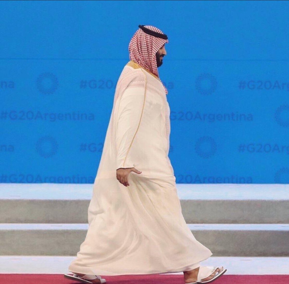 حفظ الله قائد الأمة العربية الإسلامية ورعاه.