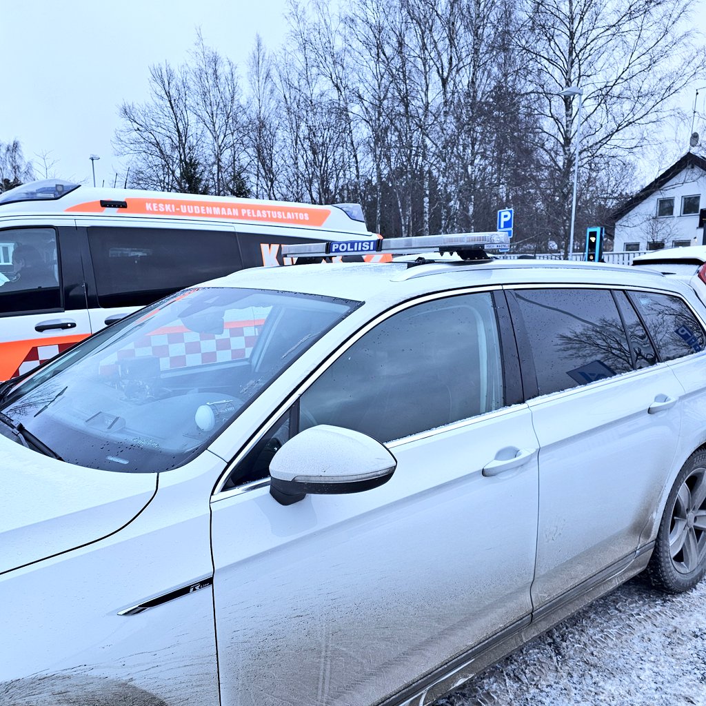 Poliisi_IU's tweet photo. Olemme valvoneet yhteistyössä Keski-Uudenmaan pelastuslaitoksen kanssa ilotulitemyynnin turvallisuutta sekä riskienhallintaa asiakas- ja kiinteistöturvallisuuden hyväksi. #IUPoliisi @KUpelastus #ilotulite https://t.co/VcUumtliKK
