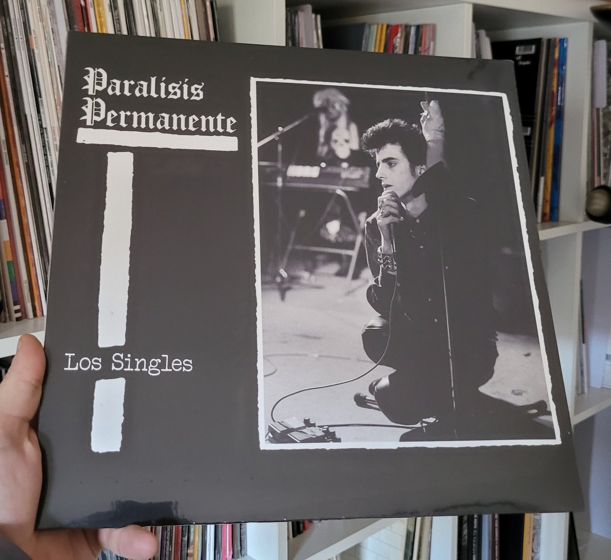 ModDogRecords's tweet image. #Recomendado La recopilación de singles de PARÁLISIS PERMANENTE, "Los Singles" (1984), banda de culto tras la muerte en accidente de tráfico de Eduardo Benavente, mezclaban punk, post-punk y gothic rock. 💔

🎶 Autosuficiencia
open.spotify.com/track/62Uxz6QQ…

👇🏼👇🏼
moddogrecords.es/disco/paralisi…