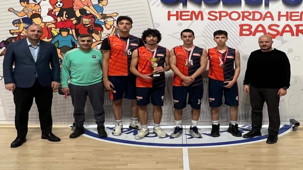 BAŞAKŞEHİR’DE KÜRSÜDEYİZ!

 3x3 Liseler Arası Basketbol Turnuvası’nda takımımız, devleşen performansıyla İlçe Üçüncüsü olmayı başardı!

öğrencilerimizi yürekten kutluyoruz. Bu başarıda büyük emeği olan strateji hocamız, Ömer Kemaloğlu'na da sonsuz teşekkürler!