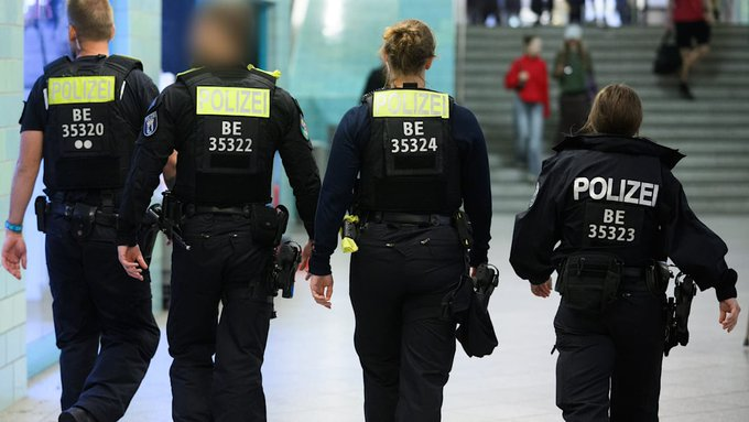 Vācija: vēl nekad kā šogad, nav notikuši tik daudz uzbrukumi ar nazi- katru dienu aptuveni 80(!). 
Statistikā pārāk daudz uzrādās (attiecībā pret to daudzumu sabiedrībā) - sīrieši un afgāņi.
Tiem, kuri saprot vācu valodu- sižetā pārskats par pagājušā gada dažiem uzbrukumiem.