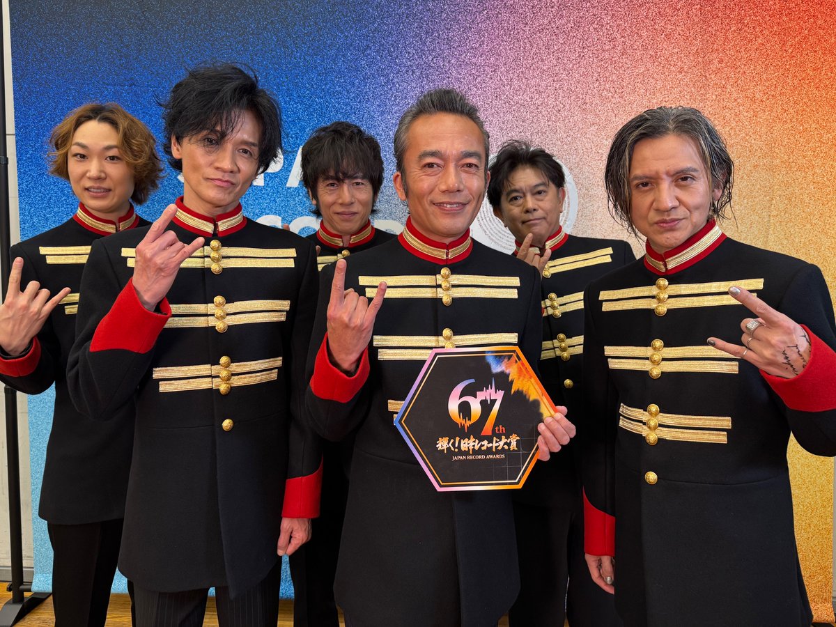 TBS_awards's tweet photo. #レコード大賞 
生放送で感動の瞬間をお届け🏆🎼

このあと「企画賞」受賞
#RockonSocialClub が登場！
#亀梨和也 と「亀の恩返し」
#堺正章 と「プンスカピン!」を披露✨

🤳衣装紹介ムービーは
公式Instagramでご覧頂けます🌟

#TBS https://t.co/DxUR65YDej