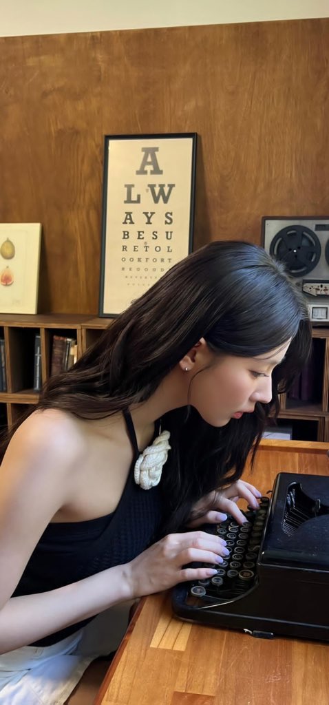 bblypixie's tweet image. Eh?