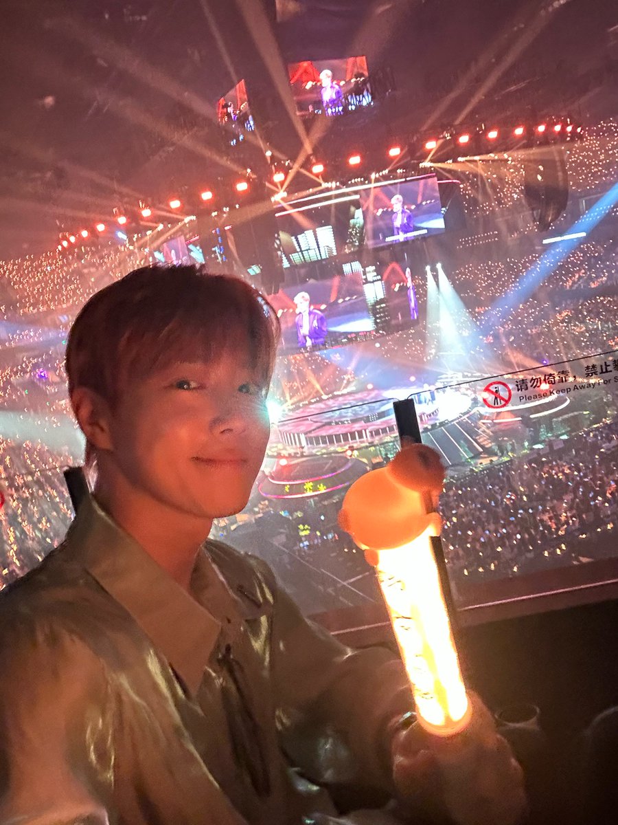 erinight1485's tweet image. SUHO watching LAY's concert 🧡🧡