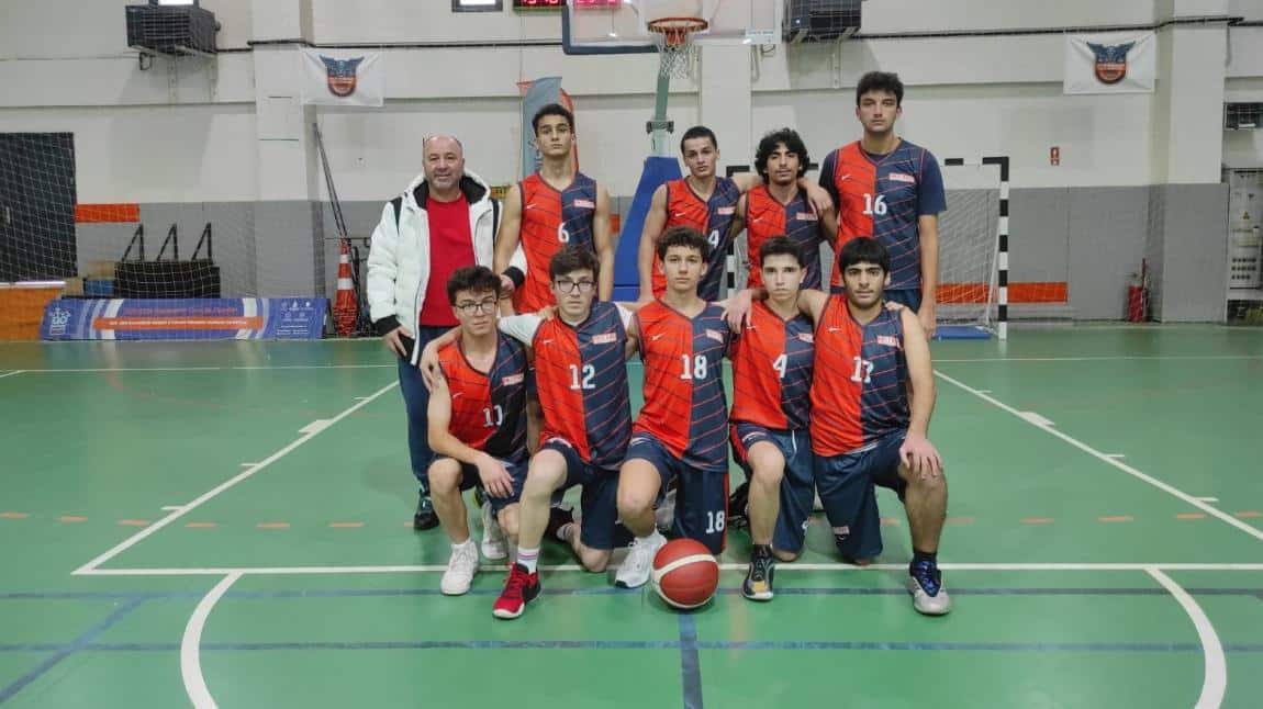 LİSE BASKETBOL TAKIMIMIZDAN 2 MAÇTA 2 GALİBİYET

Okulumuz Lise Basketbol Takımı, turnuvadaki ilk maçında İAS Özel Koleji’ni 51-43 mağlup ederek turnuvaya galibiyetle başladı.

İkinci maçında ise İkitelli İ.O.S.B. Lisesi karşısında 50-42’lik skorla sahadan galip ayrıldı.