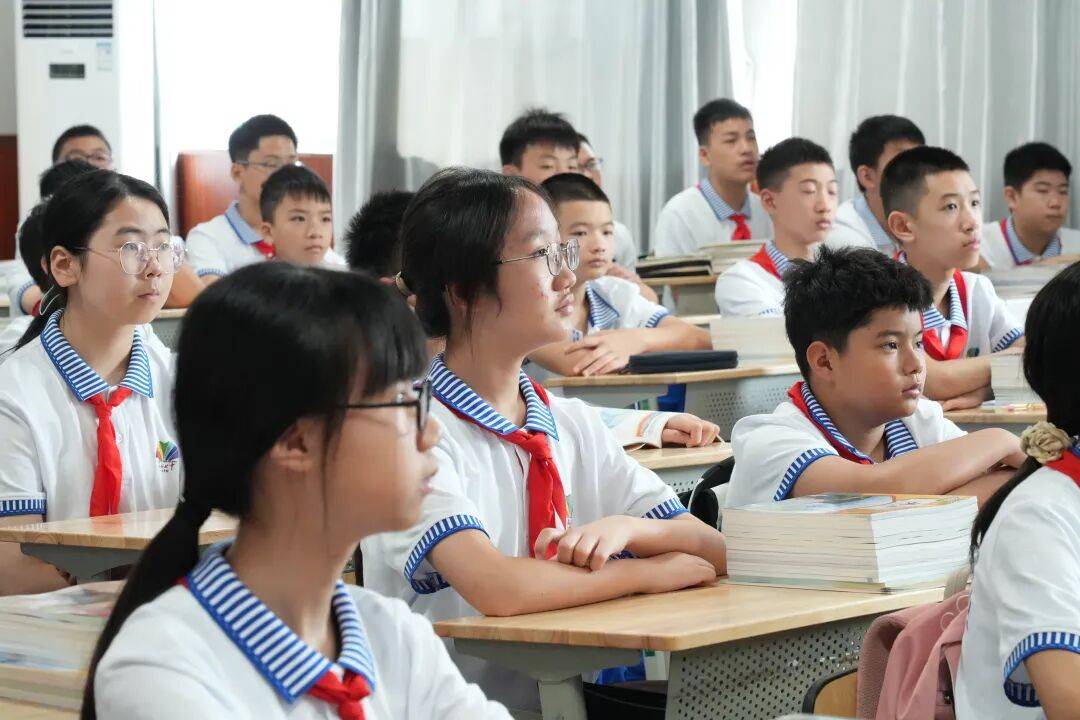 TiagoMa58664418's tweet photo. 新书包好啦！课本翻到第一页，新学期的风里藏着新目标～今天起，把“想做”变“正在做”，早安，新学期 #新学期新开始 https://t.co/recOwqflec
