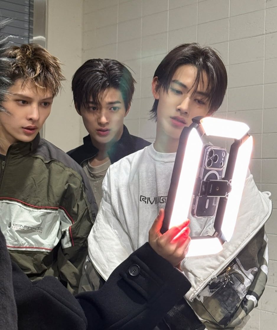 keonhoguide's tweet image. why does he look like a scared puppy 😭🫳