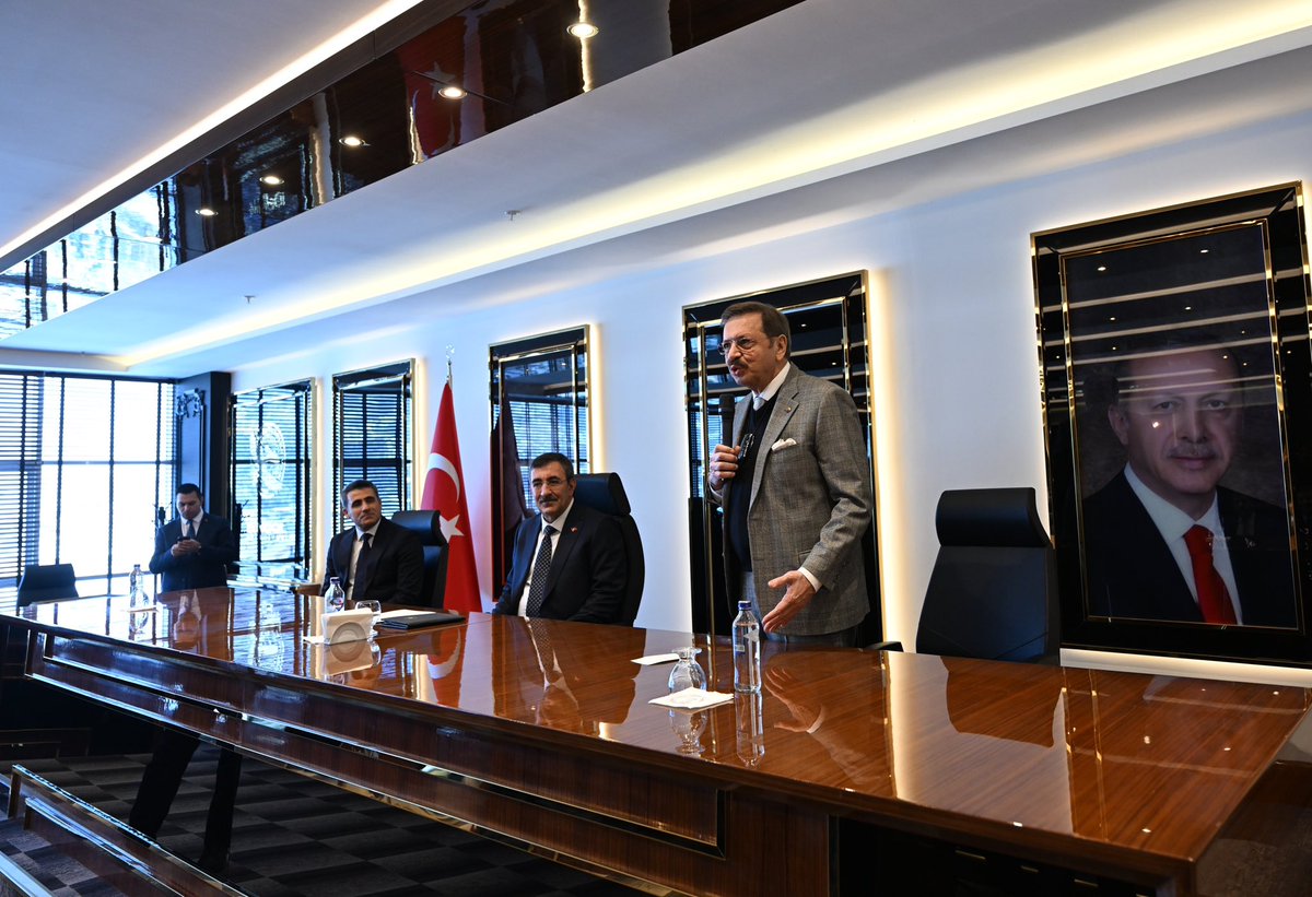 RHisarciklioglu's tweet photo. Bingöl Belediye Meclisi tarafından oy birliği ile alınan kararla şahsıma tevdi edilen 'Fahri Hemşehrilik Beratı'nı Cumhurbaşkanı Yardımcımız Sayın @_cevdetyilmaz’ın katılımıyla gerçekleştirilen törende aldım.

Bingöl Belediye Başkanı @Erdalarikan12 ve Meclis üyelerine çok teşekkür ediyorum. 

Hoş bulduk kıymetli hemşehrim Cumhurbaşkanı Yardımcımız Sayın @_cevdetyilmaz. Bingöl’ün hemşehrisi olmaktan büyük bir mutluluk ve onur duydum.

Samimiyet ve güler yüzle bizleri karşılayan tüm hemşehrilerime teşekkür ediyorum.