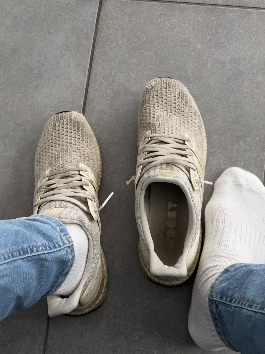 MasterFabi3's tweet photo. Welcher Sub traut sich, die Nase in die Master-Sneaker zu stecken https://t.co/Q4LrY3WnSN