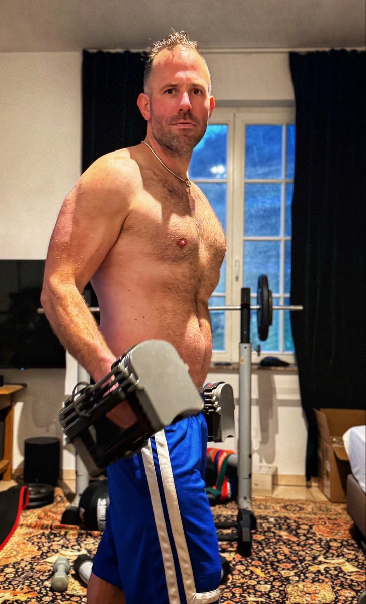 F2P82's tweet image. Heute nur Grüße ausm Homegym 💪🏋️