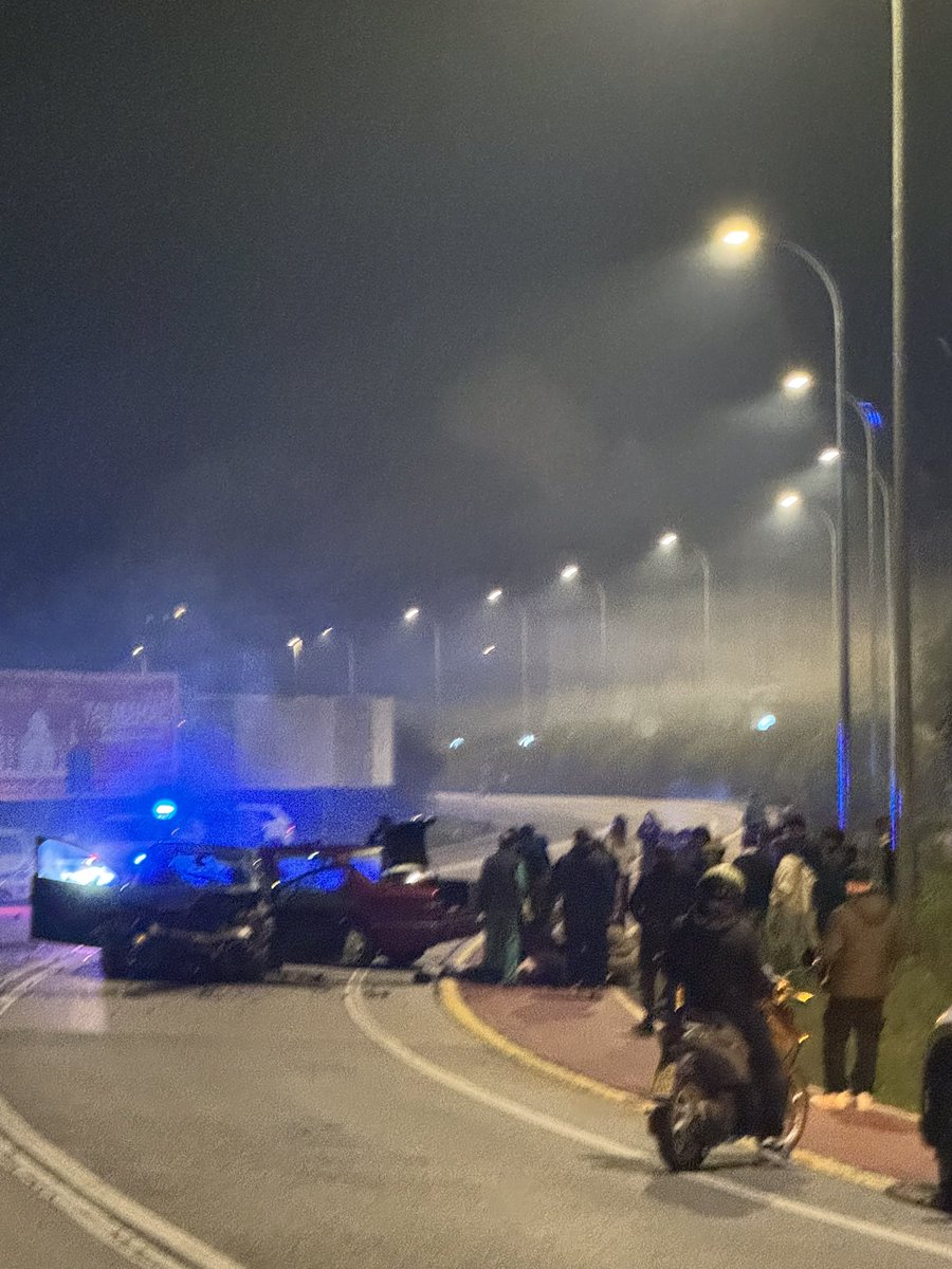 mariocharnee's tweet photo. hacer algo ya en esta curva, señalizarla mejor con balizas de curva (las cuales están sin reponer de accidentes anteriores) @ElPuerto @GermanBeardo

varios accidentes aquí 
precaución al volante 🙏 https://t.co/ENBVbGxo0c