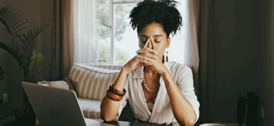 ضغط نهاية السنة.. كيف تهدّئ توتر العمل في موسم الأعياد؟ 