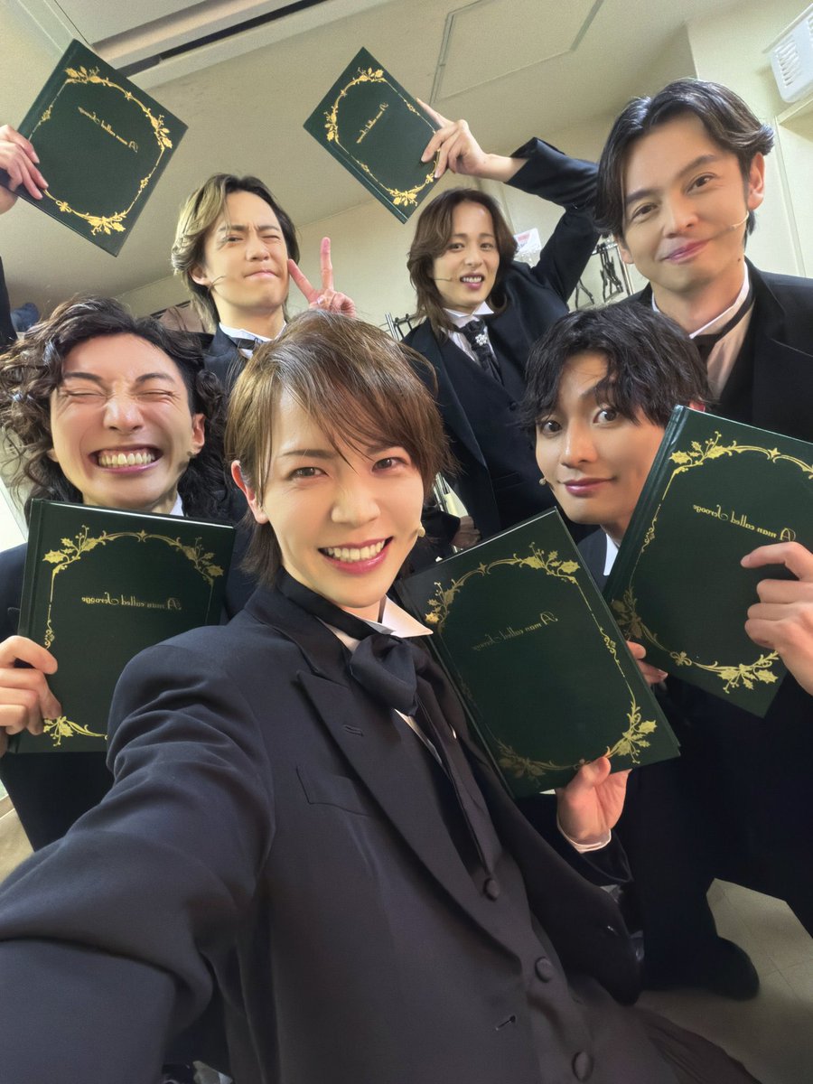 yuyukiki535's tweet photo. ReadingAct「スクルージと呼ばれた男」終演！

長い歴史と大きな規模で紡がれてきた愛にまつわるクリスマスのお話、出会えてよかったです。

がもんさん。
とてもキラキラとした素敵な方。お話するの楽しすぎました。

新木さん。
丁寧と研鑽の凝縮。かっこよかったぁ。

サイコーのメンバーでした！！ https://t.co/rVVi3IIuuW