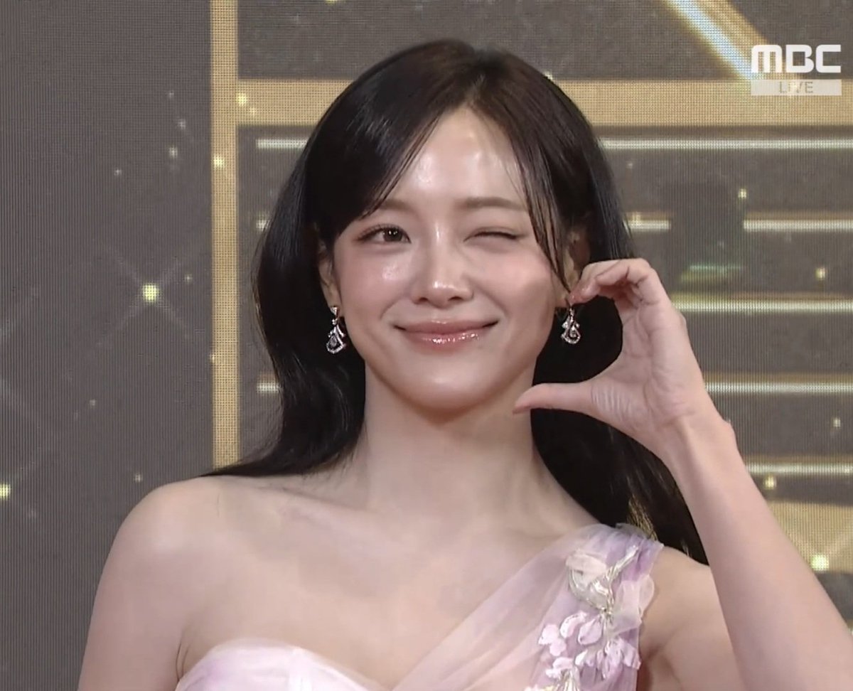 "떨어지는 꽃잎을 잡으면 첫사랑이 이루어진대" 이 대사 때문에 벚꽃드레스 입은건가 진짜 너무 이쁘다..