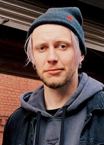 #ваняцест

Подёргай струну
души моей…

                                                              Но это же
                                                              твой член

Нет в тебе ни
капли романтики!