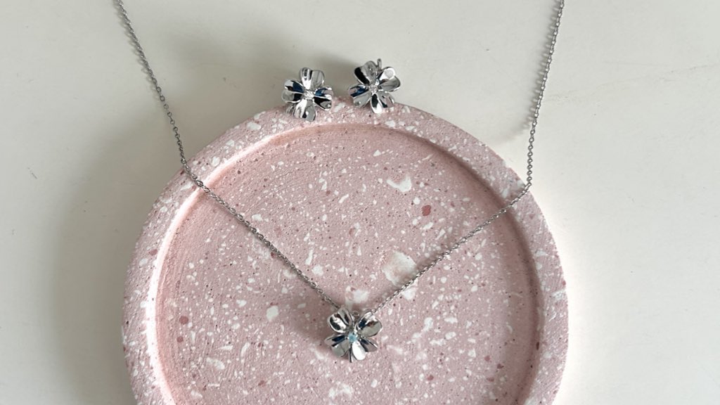 sonhosaurus's tweet image. เพิ่งได้ jewerly มา เป็นเครื่องประดับสายมูที่น่ารักที่สุดดด ตรงกลางจะมีพลอยด้วย รู้สึกใส่แล้วได้รับพลังงานดีๆ อุ่นใจ เราใส่แล้วชอบมากก ใส่ได้ทุกวัน ราคา 300 กว่าบาทคั้บบ✨🍀🎀