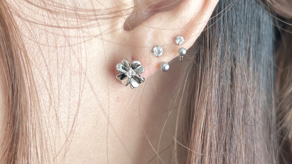 sonhosaurus's tweet image. เพิ่งได้ jewerly มา เป็นเครื่องประดับสายมูที่น่ารักที่สุดดด ตรงกลางจะมีพลอยด้วย รู้สึกใส่แล้วได้รับพลังงานดีๆ อุ่นใจ เราใส่แล้วชอบมากก ใส่ได้ทุกวัน ราคา 300 กว่าบาทคั้บบ✨🍀🎀