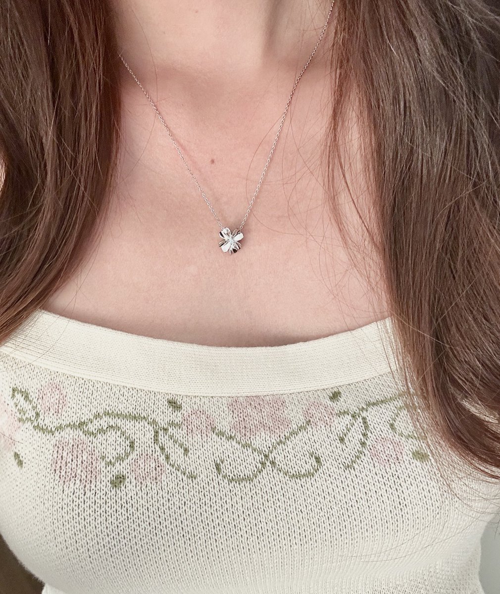 sonhosaurus's tweet image. เพิ่งได้ jewerly มา เป็นเครื่องประดับสายมูที่น่ารักที่สุดดด ตรงกลางจะมีพลอยด้วย รู้สึกใส่แล้วได้รับพลังงานดีๆ อุ่นใจ เราใส่แล้วชอบมากก ใส่ได้ทุกวัน ราคา 300 กว่าบาทคั้บบ✨🍀🎀