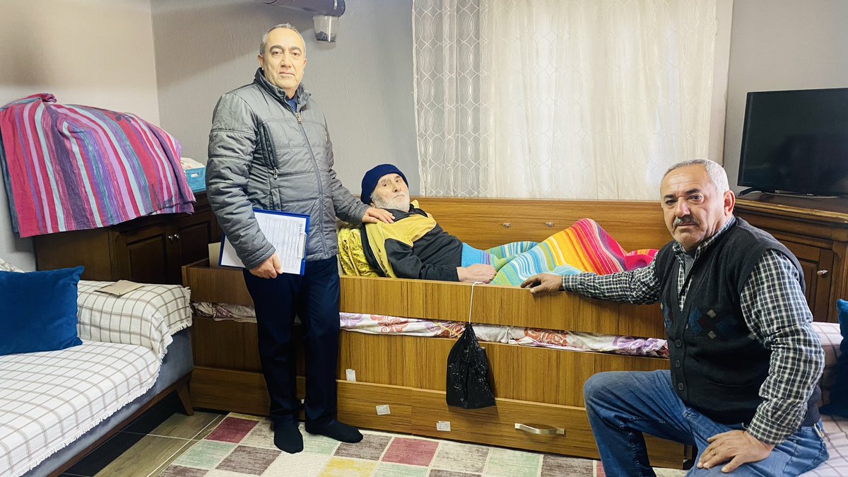 İlçe Nüfus Müdürlüğümüze gelemeyecek durumda olan Vatandaşlarımızın resmi iş ve işlemlerini tamamlamak üzere adreste hizmet vermeye devam ediyoruz. 
<a href="/TCNufus/">Nüfus ve Vatandaşlık İşleri Genel Müdürlüğü</a> 
<a href="/ManisaValiligi/">Manisa Valiliği</a> 
<a href="/ManisaNufus/">Manisa İl Nüfus ve Vatandaşlık Müdürlüğü</a> 
<a href="/ilvan_krdag/">İlvan Kırdağ</a>