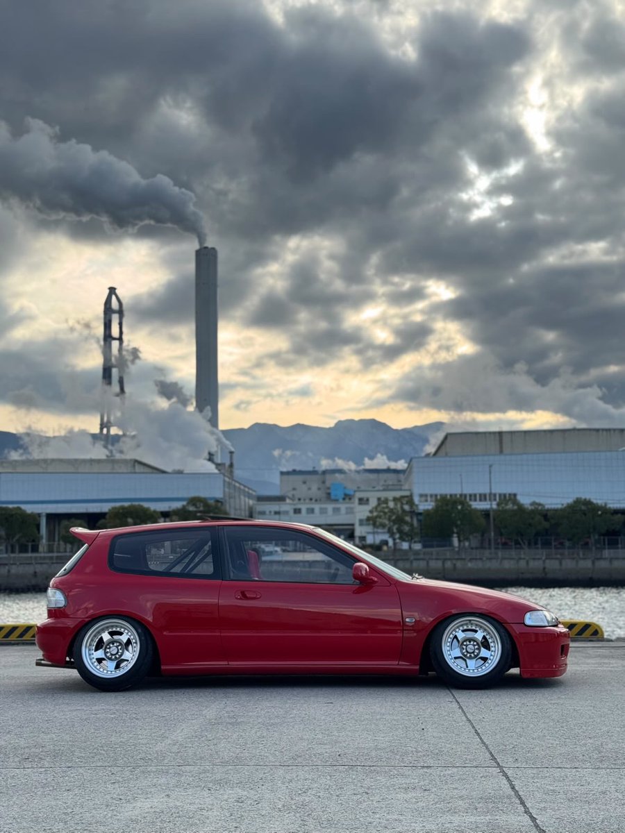 kikikan_cl1's tweet photo. 【車検付き】
ドンガラ直管ロールバー サンルーフ付
H4年式 152.000km 
ホンダ シビック EG6売ります。

シャコタンと走行会仕様を兼ね備えてるからどちらに振るのもOK

・ダッシュ貫通ロールバー
・オイルクーラー
・サンルーフ
・オールペン済
・エンジン B20B
・Y21ミッション
・機械式LSD
・TRUST e-manage

その他改造箇所は最後2枚にまとめてます。
このご時世、人気車種は早い者勝ちです。
買わずに後悔することはよく聞きますが、買って後悔した方を聞いたことはありますか？

大手中古車屋で買って後悔された話はよく聞きます。
ただ、相手様は商売ということもありその点については仕方ございません。

この手の改造車は専門的な知識を所有されてる方や、大きすぎない規模で経営されてるショップさん、または個人売買で前オーナーの使い方がしっかり把握できる状況での買い方が賢いと思ってます。
（※個人的な意見です）

僕の車では無いため、多少分からないこともありますが、その点は先方様に聞き相談に乗ります。

サンルーフついてるEGハッチ。
なかなか無いですよ〜😚

【即決240万】