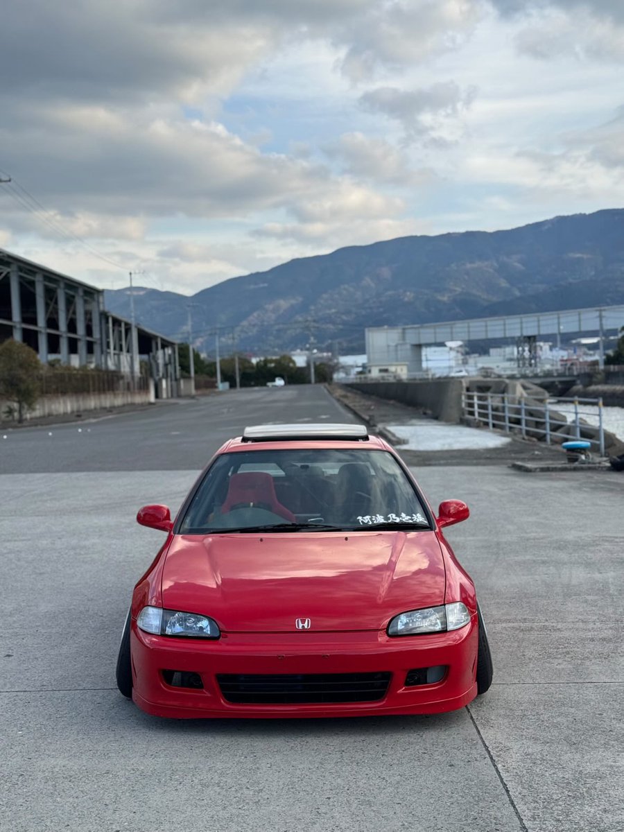 kikikan_cl1's tweet photo. 【車検付き】
ドンガラ直管ロールバー サンルーフ付
H4年式 152.000km 
ホンダ シビック EG6売ります。

シャコタンと走行会仕様を兼ね備えてるからどちらに振るのもOK

・ダッシュ貫通ロールバー
・オイルクーラー
・サンルーフ
・オールペン済
・エンジン B20B
・Y21ミッション
・機械式LSD
・TRUST e-manage

その他改造箇所は最後2枚にまとめてます。
このご時世、人気車種は早い者勝ちです。
買わずに後悔することはよく聞きますが、買って後悔した方を聞いたことはありますか？

大手中古車屋で買って後悔された話はよく聞きます。
ただ、相手様は商売ということもありその点については仕方ございません。

この手の改造車は専門的な知識を所有されてる方や、大きすぎない規模で経営されてるショップさん、または個人売買で前オーナーの使い方がしっかり把握できる状況での買い方が賢いと思ってます。
（※個人的な意見です）

僕の車では無いため、多少分からないこともありますが、その点は先方様に聞き相談に乗ります。

サンルーフついてるEGハッチ。
なかなか無いですよ〜😚

【即決240万】