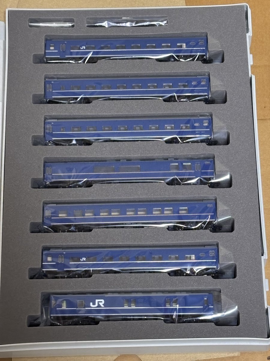 TOMIX<92831>24系25 100形特急寝台客車(瀬戸)セット。 東京と高松間で