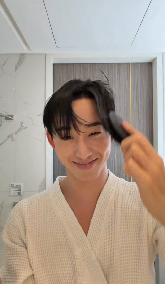 moonciip's tweet image. ฮีพกหวีที่ม๋าเด็กให้ไปทุกที่จริงๆอ่ะคนให้ยิ้มแป้นแล้วมั้งนั่น