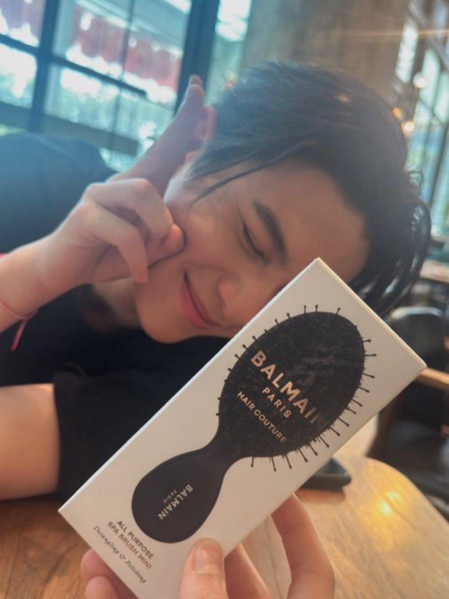 moonciip's tweet image. ฮีพกหวีที่ม๋าเด็กให้ไปทุกที่จริงๆอ่ะคนให้ยิ้มแป้นแล้วมั้งนั่น