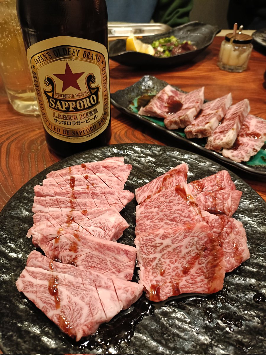 YUUJI_FP's tweet photo. 義理の父母にお付き合い頂き元K1ファイターの鈴輝勇太さん(@k1_yuta67)のお店に。
本日も年末にも関わらず相変わらず満席の盛況でした。
義父母も喜んでおりました。
ご馳走様でした☺️
@yak1_niku https://t.co/cJExO3xDxT