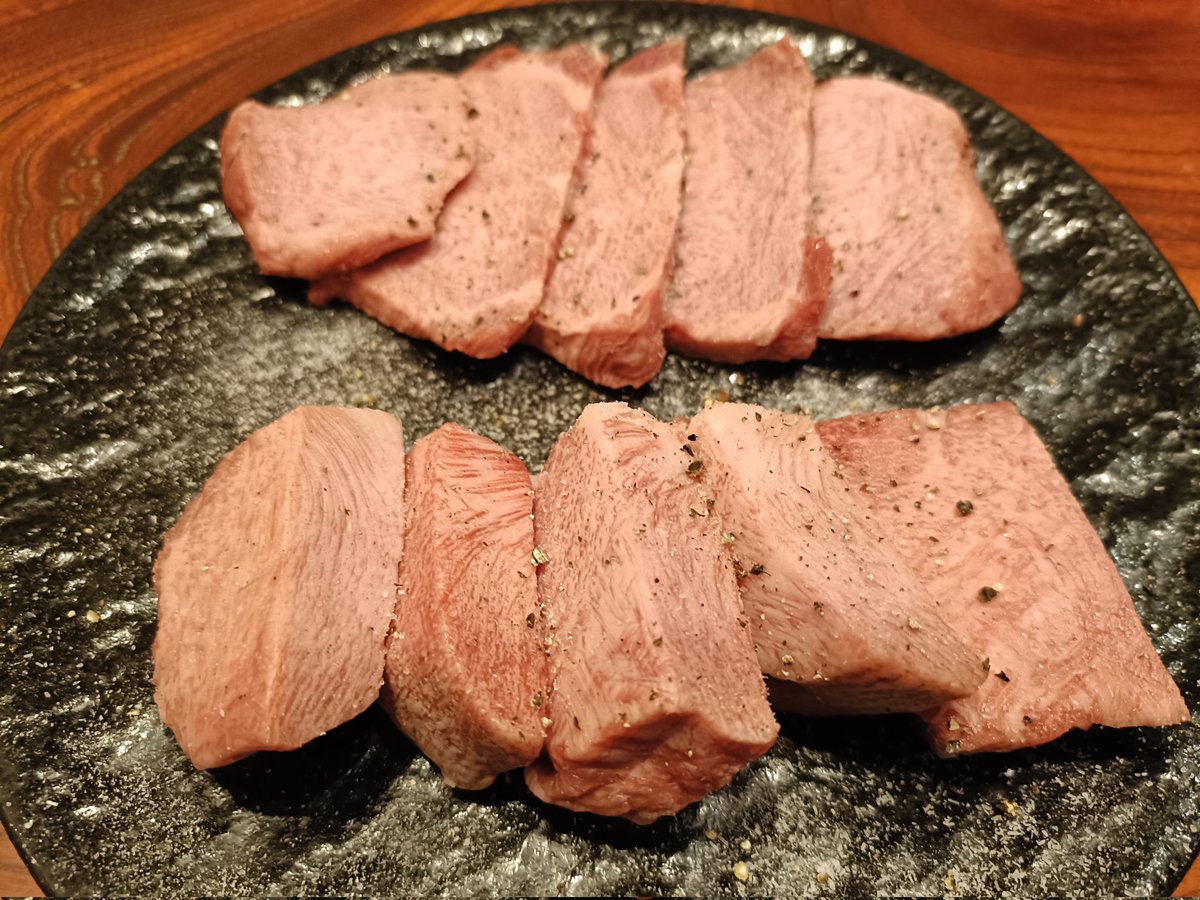 YUUJI_FP's tweet photo. 義理の父母にお付き合い頂き元K1ファイターの鈴輝勇太さん(@k1_yuta67)のお店に。
本日も年末にも関わらず相変わらず満席の盛況でした。
義父母も喜んでおりました。
ご馳走様でした☺️
@yak1_niku https://t.co/cJExO3xDxT