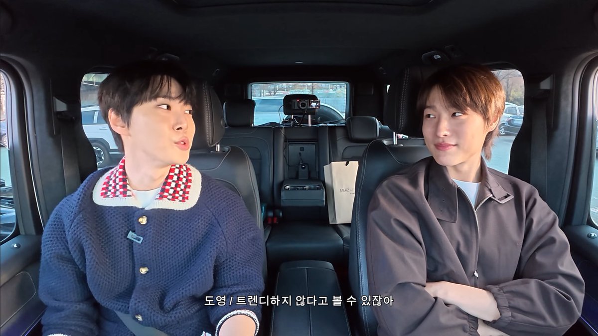 deardo0e's tweet photo. 도영 우즈 귀여운점 은근슬쩍 자세 동기화됨 https://t.co/FgyWsa7bgv