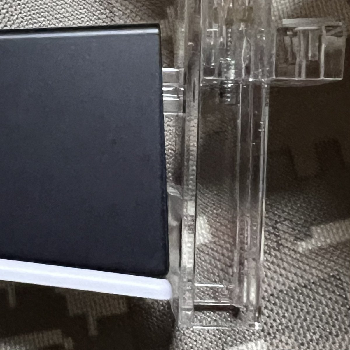 wakekiyo's tweet photo. PULSE ELITEの充電フックの100均DIYを参考に「かもいフック」を購入。
無加工で付くが、充電フックが浮いてしまうので、スペーサーとして厚手のクッションテープを貼り付け。
スペーサーの工夫次第で、枠や柱などにも付くし、コンパクトでクリアカラーなので控えめに収まった。
#PS5
#PlayStation5 https://t.co/4uf3XQyGdE