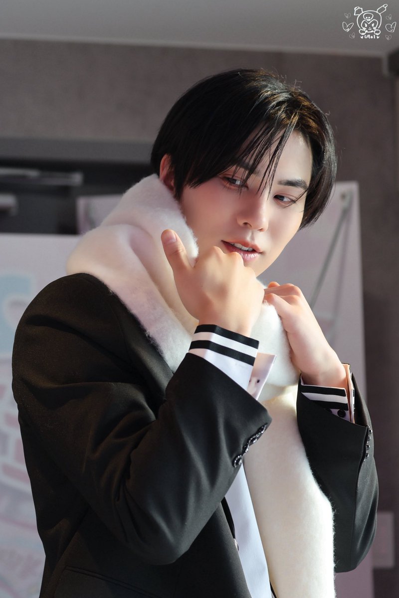 𝟐𝟓𝟏𝟐𝟐𝟖 𝑾𝒐𝒖𝒍𝒅 𝒀𝒐𝒖 𝑩𝒆 𝑴𝒚 팬싸 💐🤍

흰색 머플러가 너무 잘 어울려서...... 
눈이 내리는 것처럼 보인다 🌨𓂅𓂅︎︎︎︎︎︎︎︎︎︎︎︎︎︎

#라키 #ROCKY #ラキ <a href="/p_rockyent/">ROCKY</a>