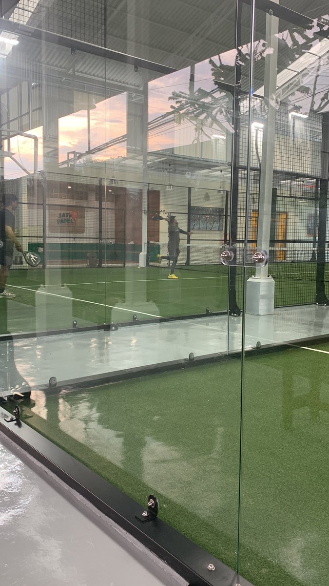 kiyanucarnage's tweet photo. padel afterwork aneh bgt, mual. https://t.co/PmKbNEmQJI