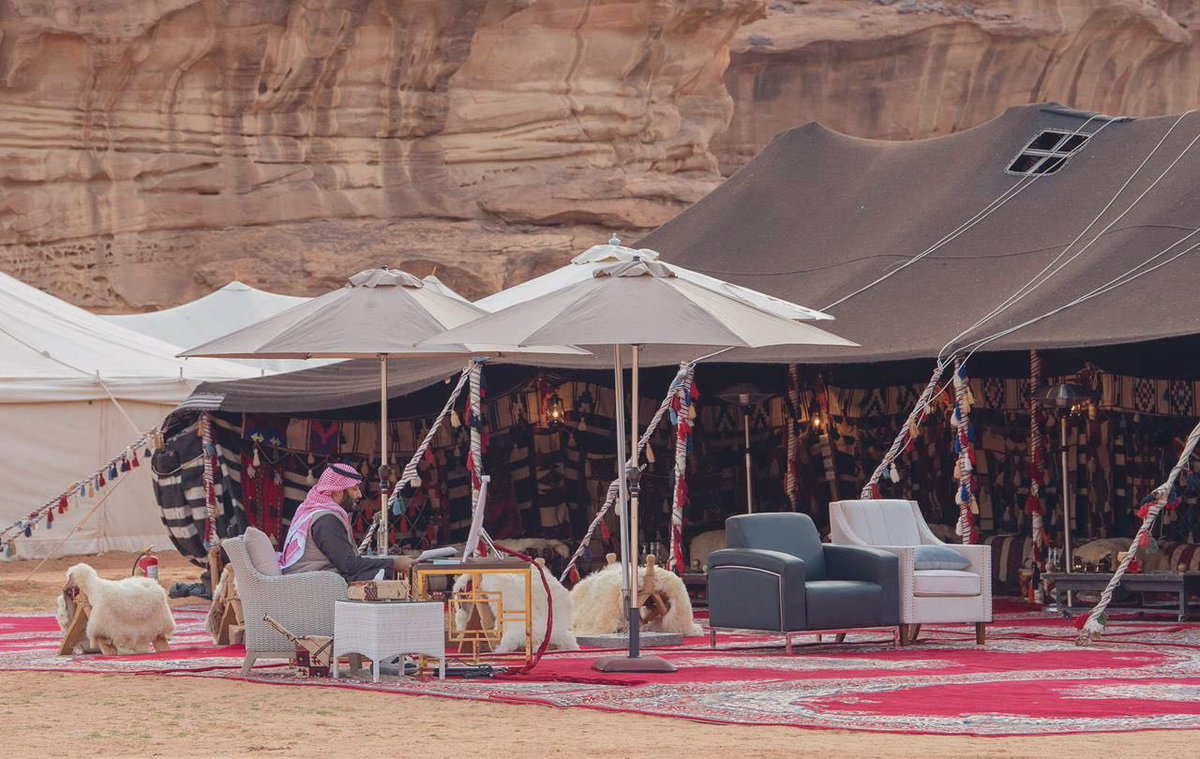 على خطى أجداده .... 
من داخل خيمة العرب والعروبة وورث الأجداد
القائد الشاب والمستقبل كله صاحب السمو الملكي الأمير محمد بن سلمان يبهّر الكون وقادته بحكمته وشجاعته وتدبيره ورؤيته للحاضر والمستقبل 

صدق المرحوم الشيخ زايد ال نهيان رحمه الله عندما سأله مسؤول أوربي عن الوضع السياسي في