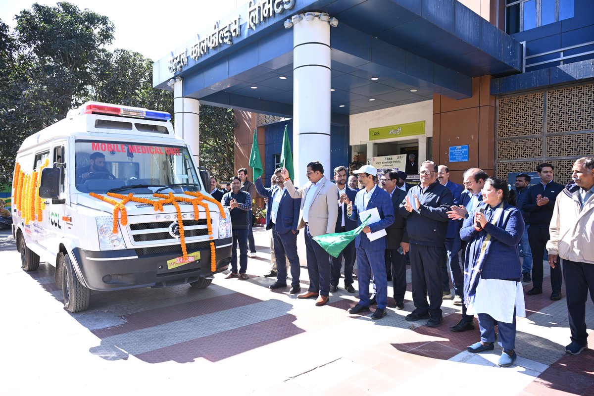 CCLRanchi's tweet photo. 𝐂𝐂𝐋 𝐅𝐥𝐚𝐠𝐬 𝐎𝐟𝐟 𝐌𝐨𝐛𝐢𝐥𝐞 𝐌𝐞𝐝𝐢𝐜𝐚𝐥 𝐔𝐧𝐢𝐭 𝐔𝐧𝐝𝐞𝐫 𝐂𝐒𝐑 𝐭𝐨 𝐒𝐭𝐫𝐞𝐧𝐠𝐭𝐡𝐞𝐧 𝐑𝐮𝐫𝐚𝐥 𝐇𝐞𝐚𝐥𝐭𝐡𝐜𝐚𝐫𝐞 𝐒𝐞𝐫𝐯𝐢𝐜𝐞𝐬

CCL flagged off a Mobile Medical Unit (MMU) under its CSR initiative to enhance preventive and primary healthcare services in remote rural areas of Jharkhand. The MMU was flagged off by Shri Harsh Nath Mishra, Director HR, CCL, in the presence of GMs, HODs & employees.

Equipped with advanced diagnostic facilities including breast cancer screening, TB screening (X-ray & RT-PCR), and essential lab tests, the unit will serve villages in Gomia (Bokaro) & Mandu (Ramgarh) blocks, benefiting nearly 37,000 people over 24 months.

This initiative reflects CCL’s commitment to equitable healthcare access, early disease detection & community well-being in mining peripheral regions.

#CCL #CSR #HealthcareForAll #RuralHealthcare #MobileMedicalUnit #CommunityWellbeing #Jharkhand 

@kishanreddybjp @satishdubeyy @CoalMinistry @CoalIndiaHQ
