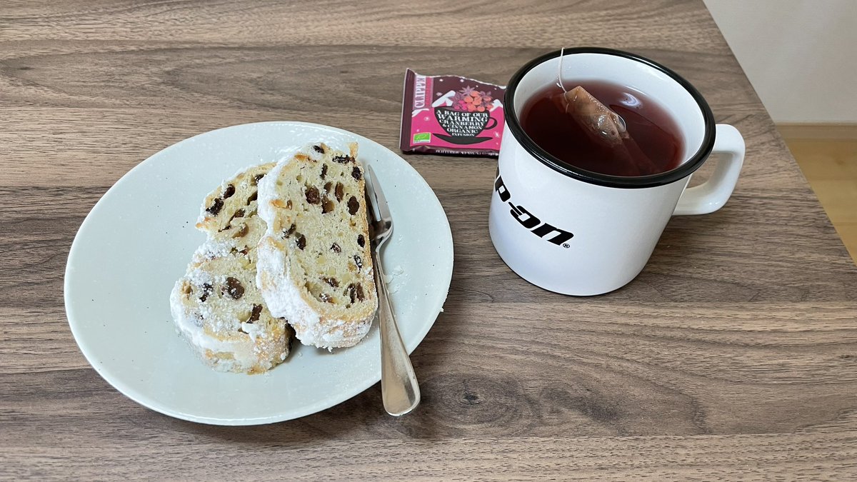 ToRe_NPS's tweet image. クリスマスマーケットで買ったシュトーレンと紅茶(◜ᴗ◝ )
とても美味い