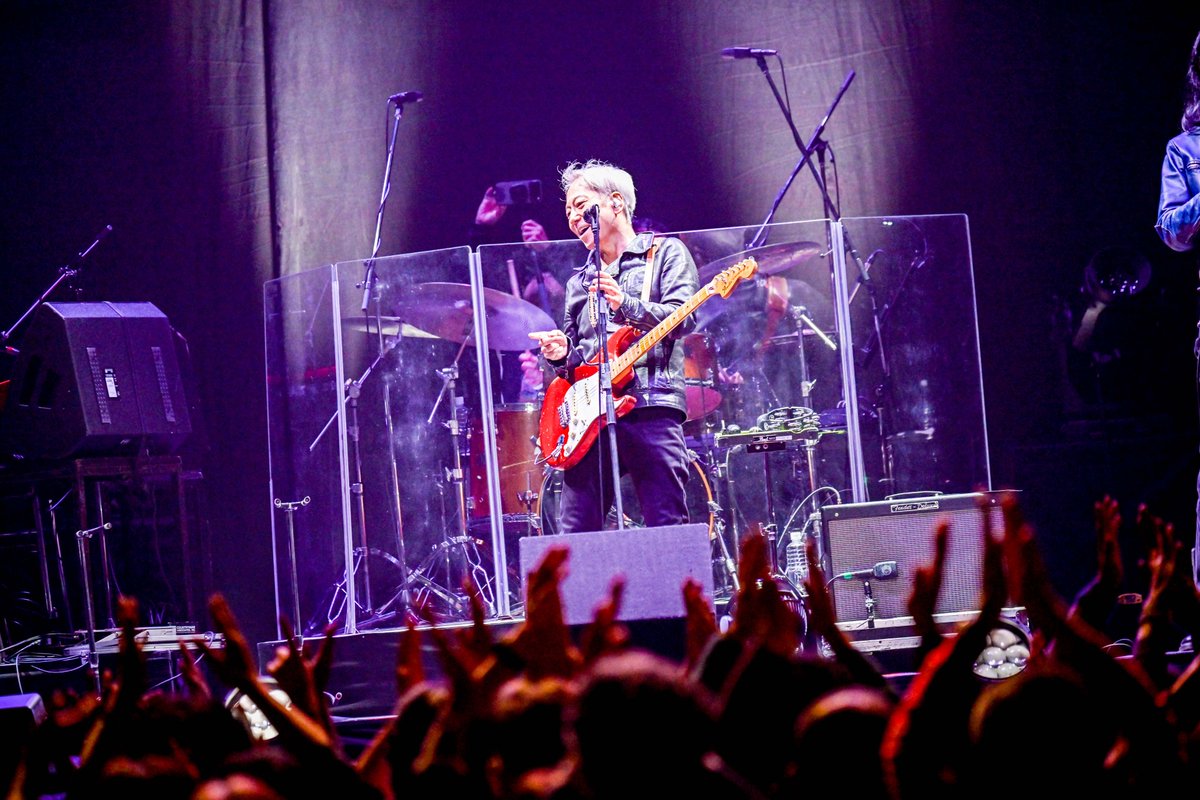 kobe_music_cmns's tweet photo. KOBE MUSIC COMMONS 2025
supported by スマレジ

🎙佐野元春 & THE COYOTE BAND

リビングレジェンドの存在感は圧倒的。
「サムデイ」、「約束の橋」など名曲ぞろいで、これが聴けただけでもという“ロック国宝級”のワードたちはいつでも染み込み、よみがえるものだと改めて実感。

今もなお時代を切り取り音楽に昇華するパワーに心が震える。「エンタテイメント！」・・・コロナ禍のことを忘れかけていましたが、フェスを楽しめる年末に感謝！

Photo by　河上良　@bit_direction

#神戸MC2025
#佐野元春
#GLIONARENAKOBE
#ジーライオンアリーナ神戸
#TOTTEI
