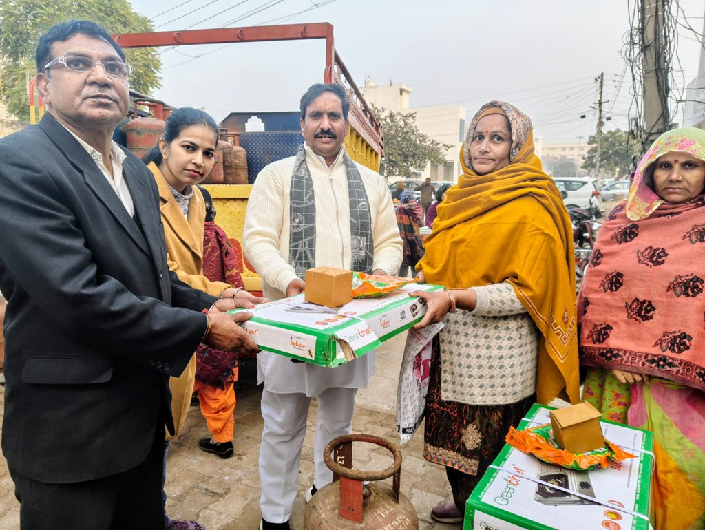प्रधान मंत्री श्री नरेंद्र मोदी जी के द्वारा शुरू की गई उज्ज्वला योजना के तहत आज गरीब लोगो को गैस के कनेक्शन दिए गए <a href="/BJP4Haryana/">Haryana BJP</a> <a href="/BJP4India/">BJP</a> <a href="/mlkhattar/">Manohar Lal</a> <a href="/JPNadda/">Jagat Prakash Nadda</a>