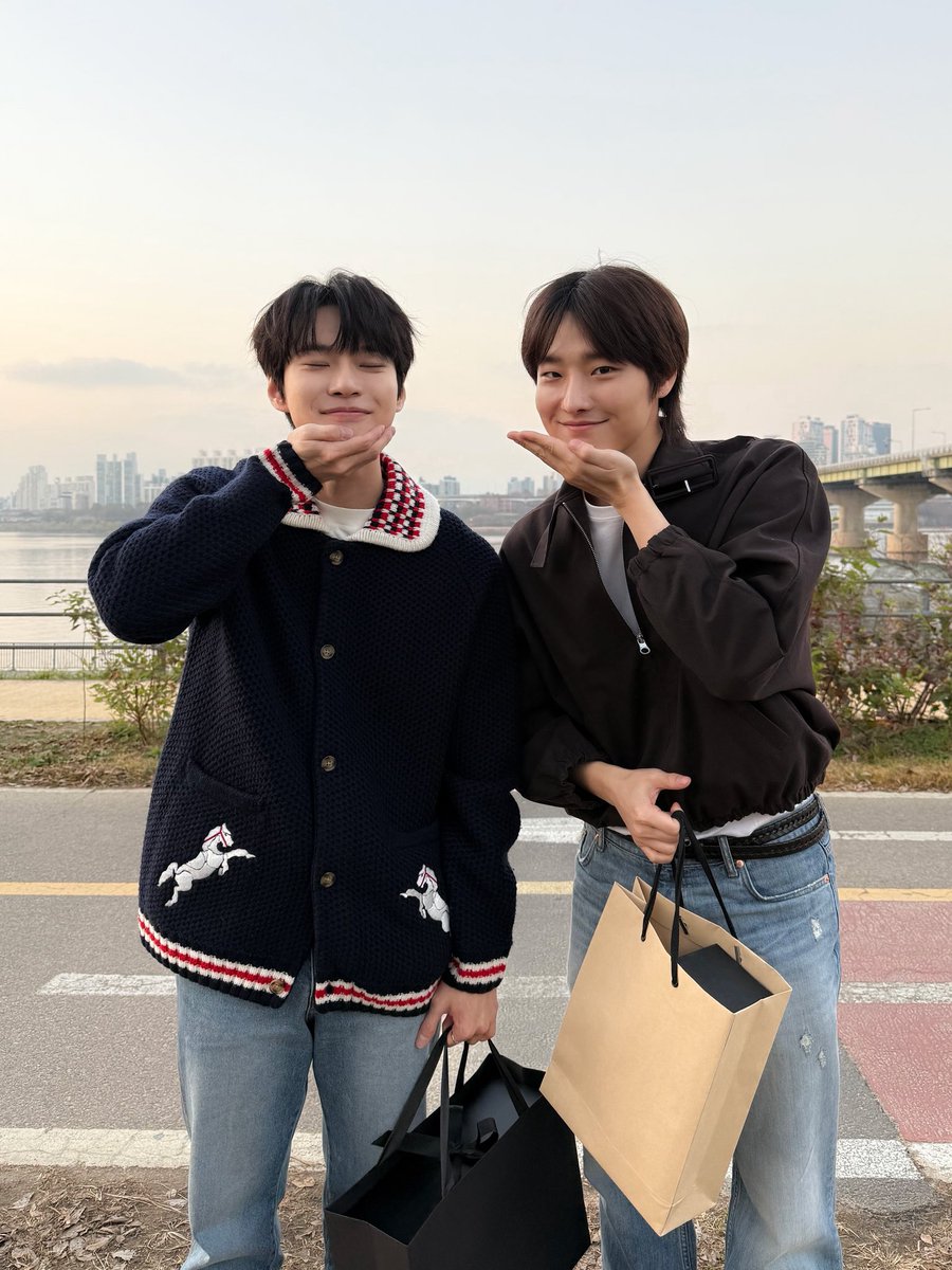 c_woodzofficial's tweet image. [📷]
굳이데이트 with 도영

굳이데이의 창시자, 권위자 우즈의
#굳이데이트 첫 화❗❗

96즈 아궁빵 가주와 🫴🫴
너무 잘생겼어요.. 너무 귀여워요..

#WOODZ #우즈
#DOYOUNG #도영