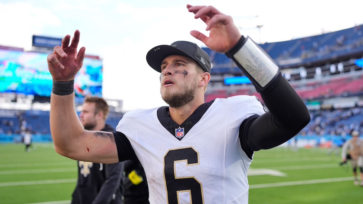 NOSdk's tweet photo. Tyler Shough leverer historisk rookie-præstation i Saints-sejr over Titans!
Han er blot den anden rookie nogensinde, der i én kamp kombinerer mindst 80 procent fuldendte kast, over 300 kastede yards og en passer rating på 145 eller derover.

https://t.co/PAqOjevvCQ 
#NOSdk #NFLdk https://t.co/Tk4gTrpItr