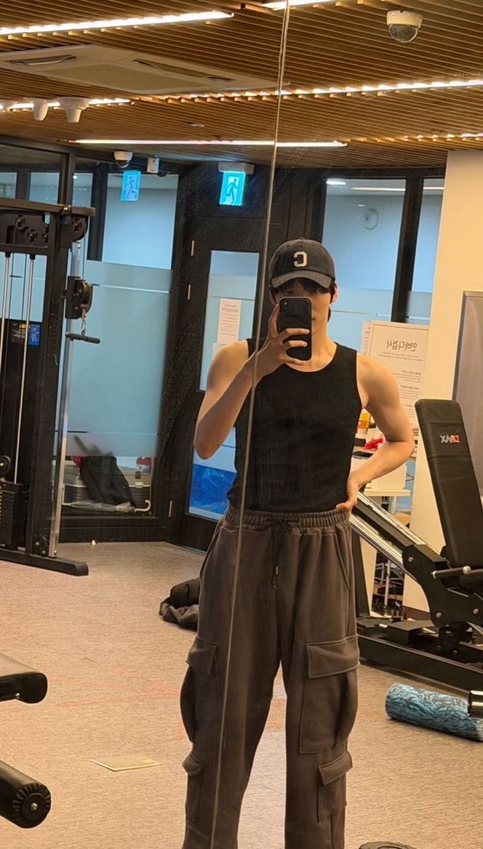 tu_o__k's tweet photo. 정윤호씨 운동 금지 몸 키우지 마십시오.(누나 진지해 유너야👀) https://t.co/445TPzWeGV
