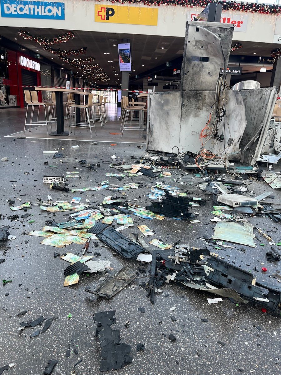 Etat_Neuchatel's tweet photo. Marin Centre : explosion de deux distributeurs automatiques de billets. Un appel à témoins est lancé.
Communiqué de la @polneuch et du Ministère public: https://t.co/c4cYPBLoMX https://t.co/EzEDGG34fR