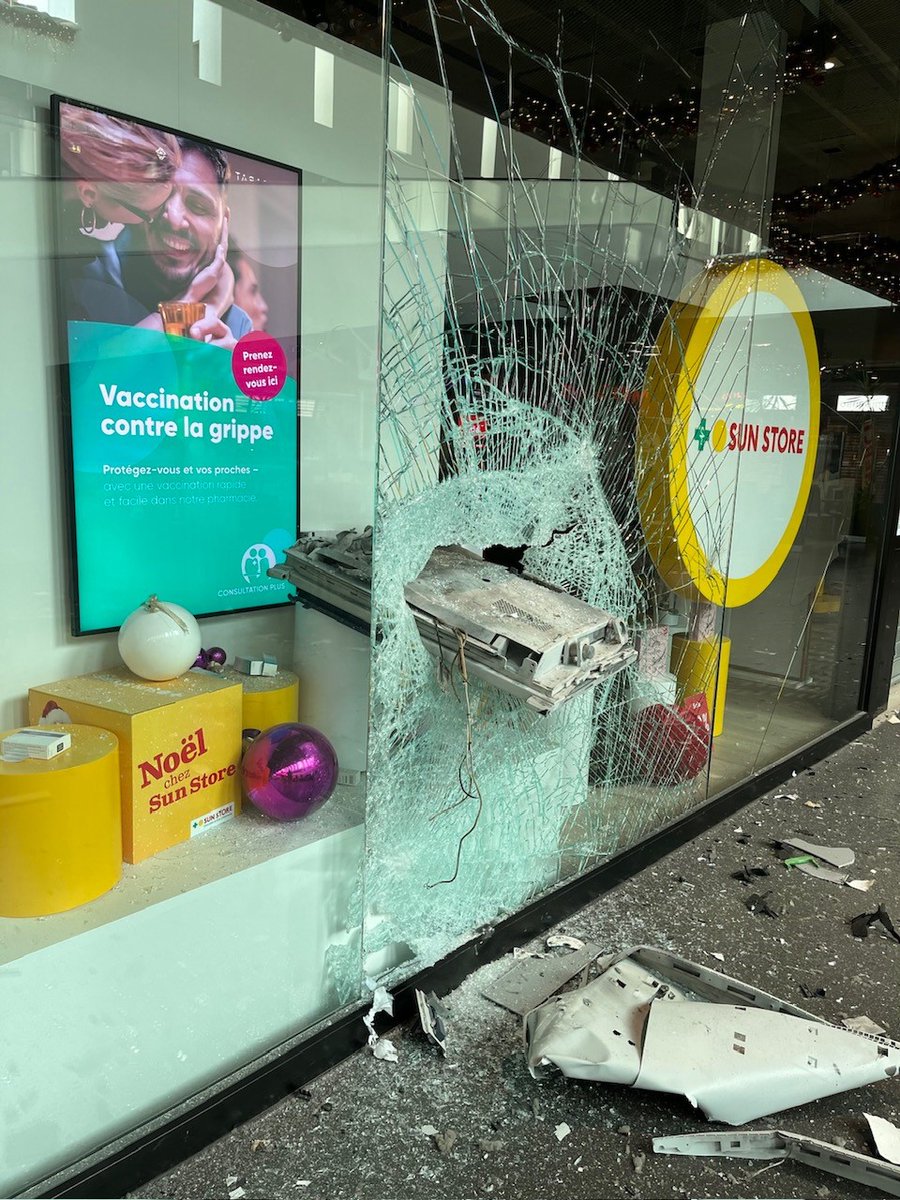 Etat_Neuchatel's tweet photo. Marin Centre : explosion de deux distributeurs automatiques de billets. Un appel à témoins est lancé.
Communiqué de la @polneuch et du Ministère public: https://t.co/c4cYPBLoMX https://t.co/EzEDGG34fR