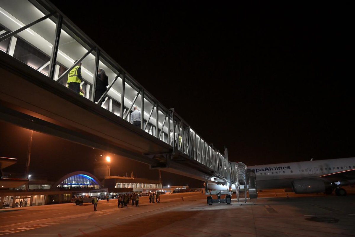 🇦🇷 Foto histórica para el aeropuerto de Rosario 

Un avión utilizando la manga por primera vez