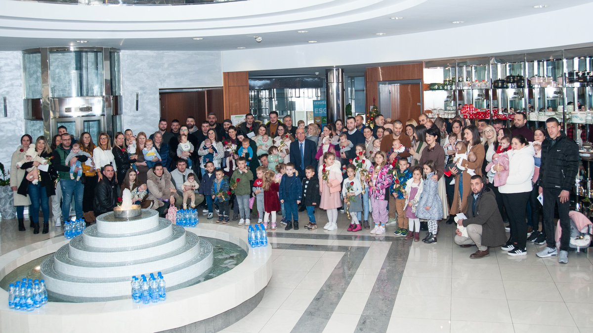 Kad se u Metalcu rodi dete, mi se prvo obradujemo, pa onda pitamo "koje je po redu?“. Jer svako sledeće dobija više od Metalac fondacije i tako već godinama.

Kod nas se ne slave samo jubileji, slavi se i svaka nova beba. Ove godine je smo 15 porodica obradovali čestitkama u