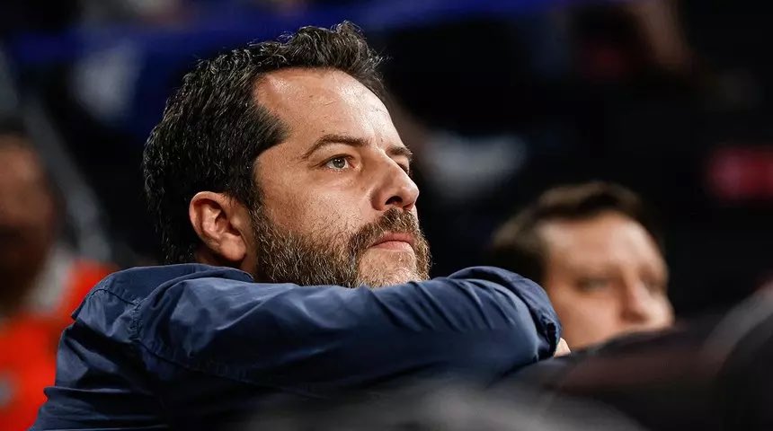 Sürecin en başından itibaren Erden Timur’un suçsuzluğuna olan inancımız tamdır. Yalnızca Galatasaraylı kimliği nedeniyle ülkenin en büyük sermayesine karşı dimdik ayakta duran, Galatasaraylıların mutluluğunu kendi mutluluğu olarak bilen Sayın Erden Timur’un neden hedef alındığını