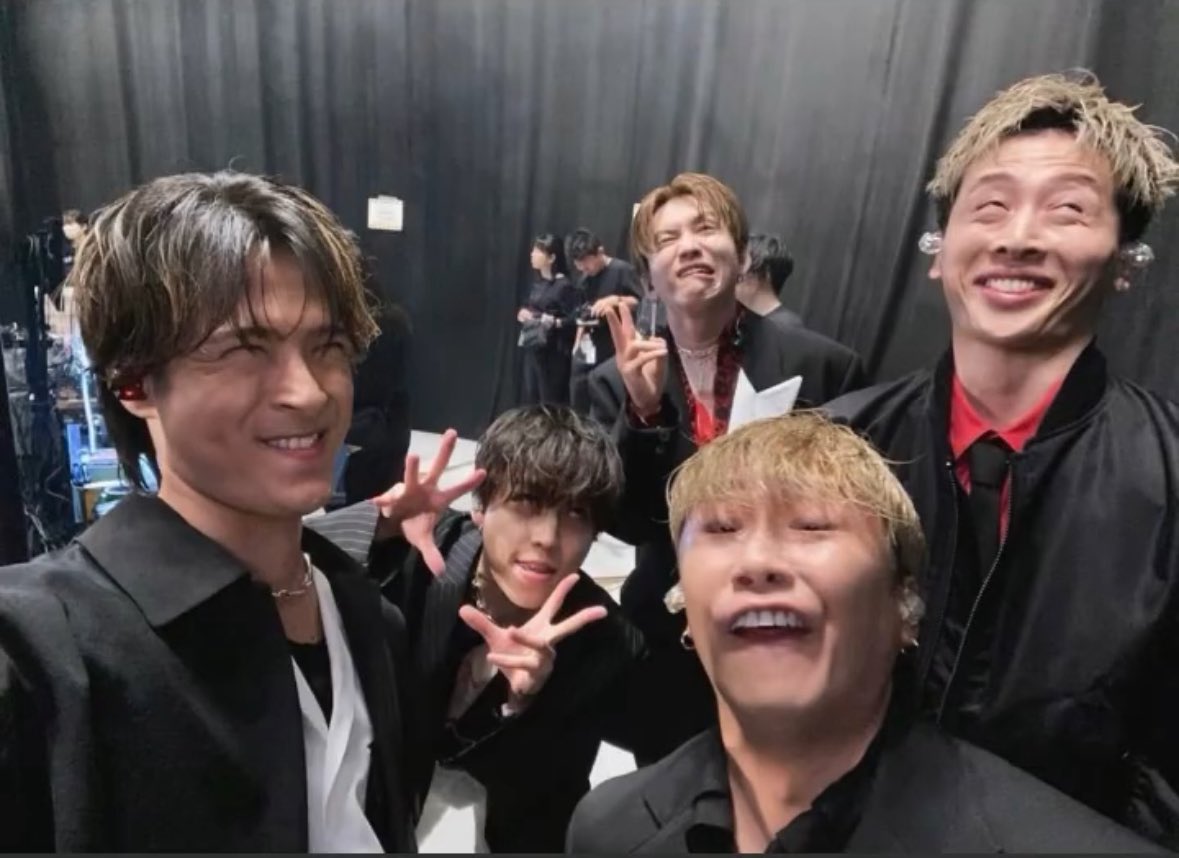ka_rinn10's tweet photo. 毎年恒例の変顔きました！！！
この写真があがるともう今年も終わりかーってなる😌
今年もいっーぱい幸せありがとう❣️
 #Da_iCE https://t.co/fyrFBsndVC