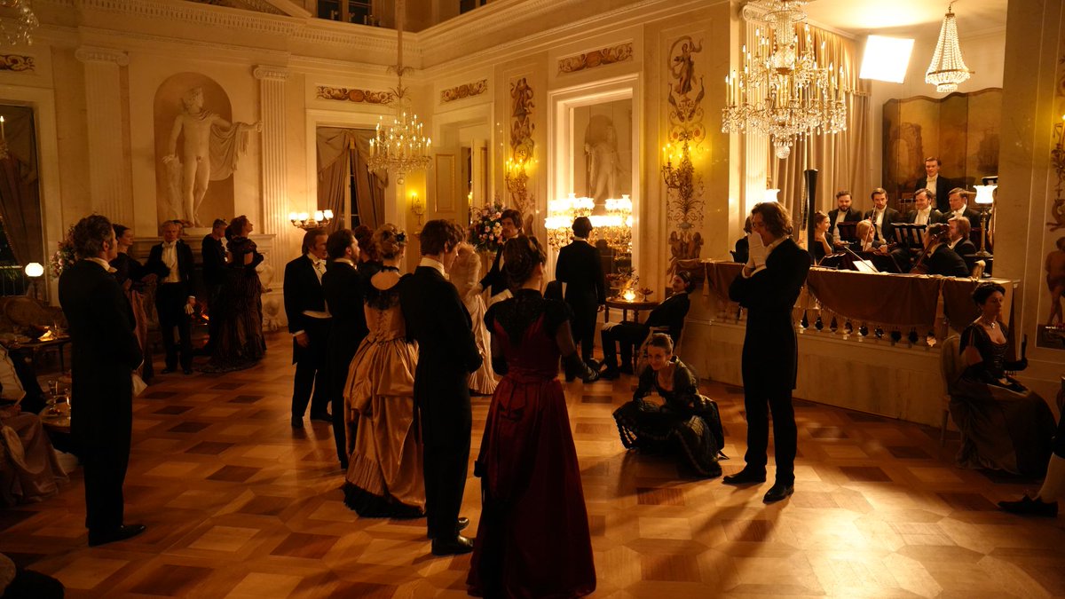 🎬 Zdjęcia do kinowej „Lalki” dobiegły końca. A #Warszawa zagrała w nich jedną z głównych ról. ❤️

Ekipa filmowa budowała plan między innymi w Alejach Ujazdowskich, na Starym Mieście, Powiślu i Krakowskim Przedmieściu. To właśnie na Krakowskim powstał sklep Wokulskiego, który