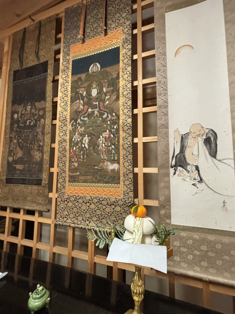 鏡餅をあちこちにお供えしました 金堂、講堂、両塔などの伽藍諸堂の